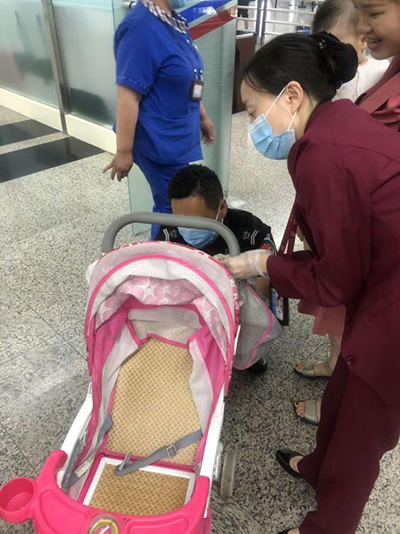 圖片1.png“真情服務(wù)”是讓旅客更加安心、放心、舒心的出行。行查室作為部門(mén)進(jìn)港服務(wù)的最后一個(gè)環(huán)節(jié)，在日常工作中也很注重服務(wù)細(xì)節(jié)。6月10日，行查室工作人員幫助旅客打開(kāi)嬰兒車(chē)，為她排憂(yōu)解難。.png