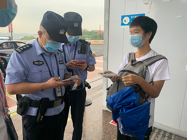 安檢站查獲一旅客冒用他人健康碼、核酸證明副本.jpg